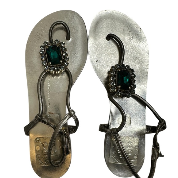 Elegant Silver Sandals with Green Gemstone - Picture 4 of 10